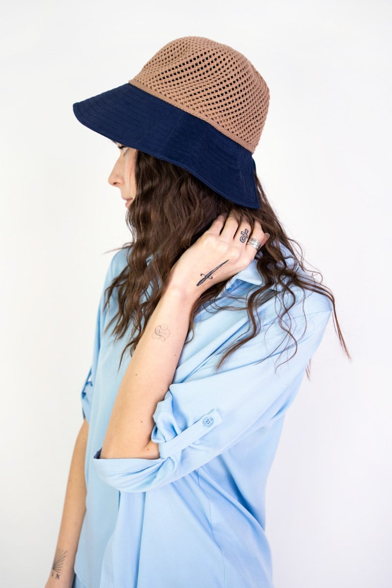Tmavomodro-béžový klobúk z bavlny Varese